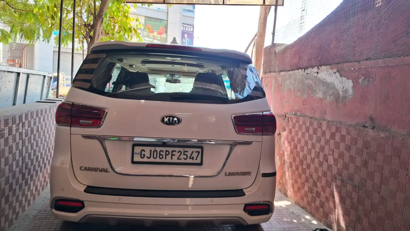 Car rear glass installation service