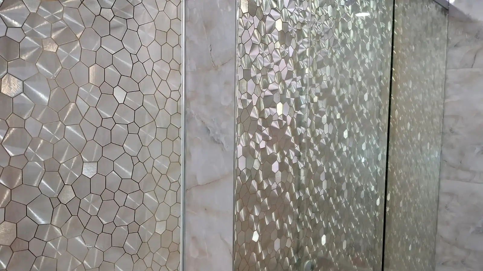 Hexagonal pattern decorative glass